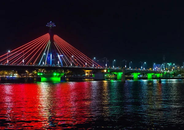 Ponte vermelha atravessando o rio — Fotografia de Stock