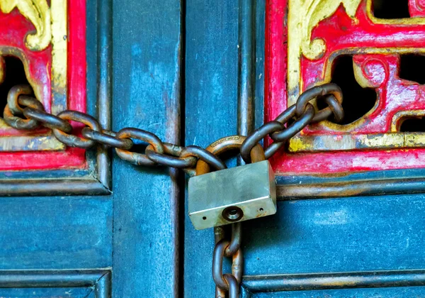 Dveře na řetěz zámku klášter — Stock fotografie