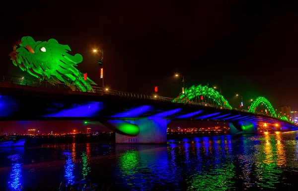 Dragon pont de lumière la nuit — Photo