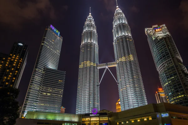 Petronas Towers em cena noturna em Kuala Lumpur — Fotografia de Stock