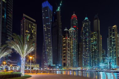 Işıklı Dubai marina gece Panoraması