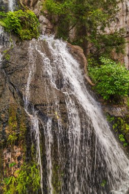 Batu mağara dağlarda şelale 