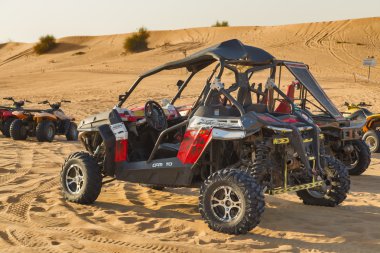 dune buggy çöl Safari binmek