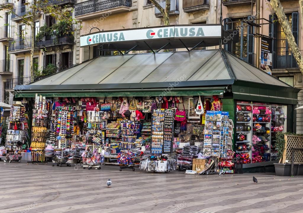 Tienda de souvenirs  de Barcelona   Foto editorial de stock 