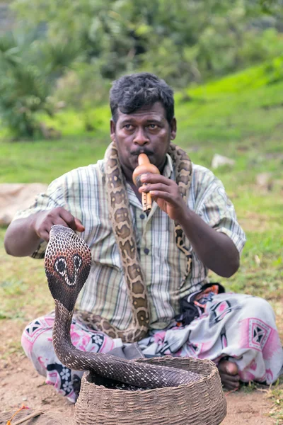 Fakir spelen met cobra — Stockfoto