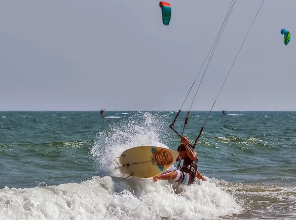Kiter saltando di onda in onda — Foto Stock