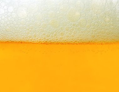 baloncuklar bardak bira üzerinde.