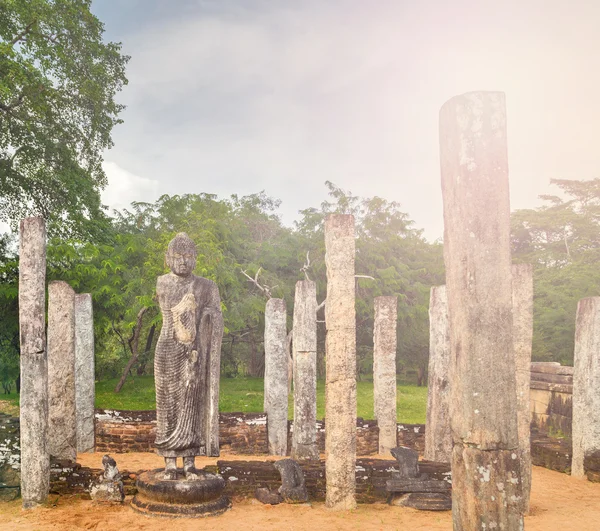 Starověké ruiny v městském chrámu Polonnaruwa UNESCO — Stock fotografie