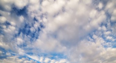 Cennet sahnesi beyaz bulutlu mavi gökyüzü