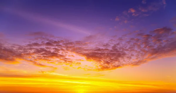 Kleurrijke Zonsondergang Met Felle Zon Lichte Bewolking Achtergrond — Stockfoto