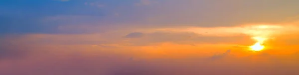 空のオレンジと太陽の光雲シームレスなテクスチャ背景暗い表面抽象 — ストック写真