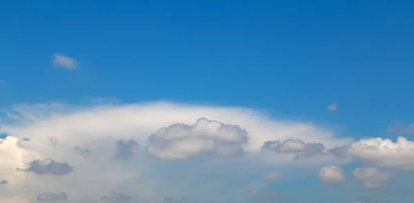 Błękitne Niebo Niebo Scena Wite Chmury Panorama Tło Tekstury Wzory — Zdjęcie stockowe