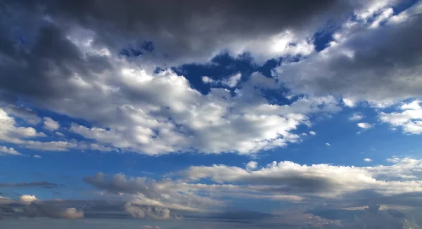 Céu Azul Com Nuvens Onduladas Panorama Fundo Textura Padrões Imagens — Fotografia de Stock