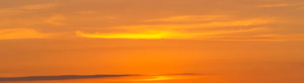 天空和云彩无缝儿的纹理背景黑暗的表面抽象的橙色天空和阳光 — 图库照片