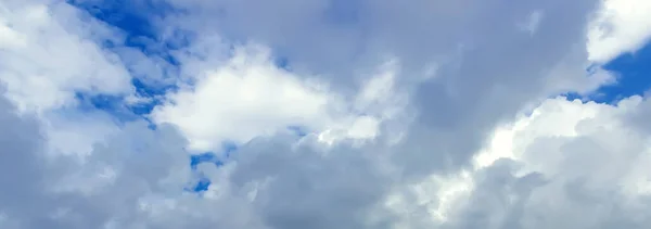 Céu Azul Com Nuvens Onduladas Panorama Fundo Textura Padrões Imagens — Fotografia de Stock