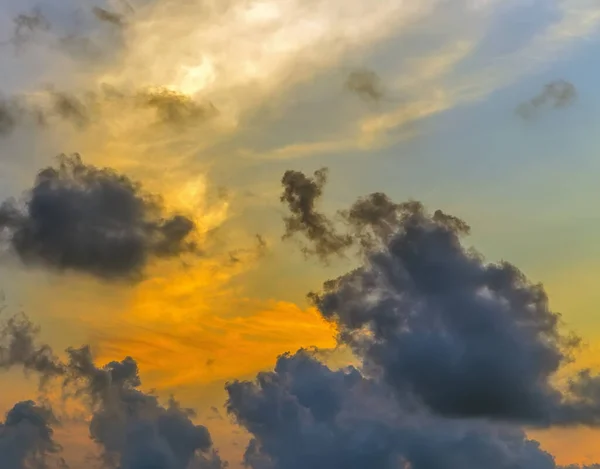 空と雲シームレスなテクスチャ背景暗い表面の抽象 風光明媚なカラフルな空の夕日夜明け日の出 — ストック写真