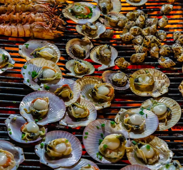 生蚝上的烧烤海鲜烧烤海鲜扇贝食物背景 — 图库照片