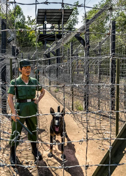 刑務所の警備員 刑務所の金属製の鉄条網でフェンス ココナッツ刑務所フーコック島ベトナム戦争博物館 フーコック ベトナム 2014年12月17日 — ストック写真