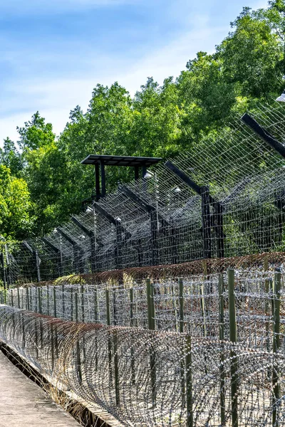 Straż Więzienna Ogrodzenie Metalowym Drutem Kolczastym Więzieniu Muzeum Wojny Kokosowej — Zdjęcie stockowe