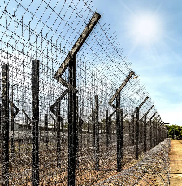 Drut Kolczasty Bezpieczne Ogrodzenie Ochrony Granicy Jest Pod Napięciem Więzienia — Zdjęcie stockowe