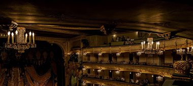 Saint-Petersburg, Rusya, 07 Temmuz 2014: Mariinsky Tiyatrosu, tarihi opera ve bale tiyatrosu, Saint Petersburg, Rusya. 1860 'da açıldı. Saint Petersburg 'da turistik yerler