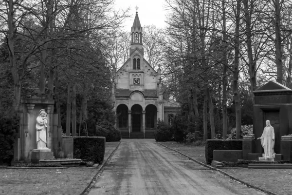 Straszny Stary Cmentarz Kościelny — Zdjęcie stockowe