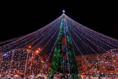 Soyut bulanık odaklanmış parıltılı ışıltı arka planda Keklik Yeşili Ilık Noel Ağacı Işıkları LED Tel Işıkları Görüntüler