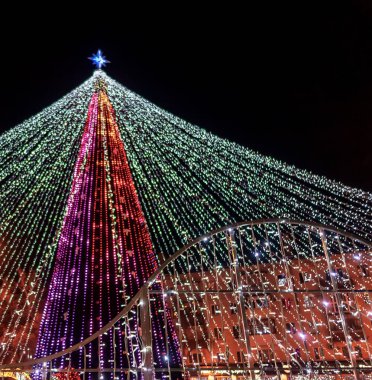 Northlight Şeffaf Noel Ağacı İp Işıkları Çok Renkli Görüntüler. Bulanık bulanık odaklanmış sim bokeh arkaplanı