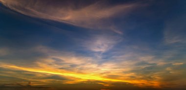 Arkaplan Güzel soyut beyaz bulut dramatik mavi gökyüzünde serbest alan