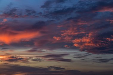 Soyut doğa arkaplan renkli bulutlar kabarık kabarık bulutlu gökyüzü parlak gün ışığı görüntüsü