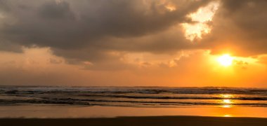 Arkaplan Güzel soyut beyaz bulut dramatik mavi gökyüzünde serbest alan