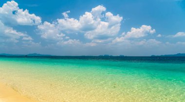 Bulutlu gün batımı gökyüzü güneş ışığı yumuşak arka plan alçak gelgit kumsalı.