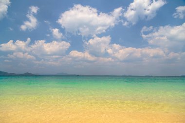 Soyut temiz turkuvaz rengi deniz arka planı, bulutlar kabarık bulutlu bulutlu gökyüzü parlak gün ışığı görüntüsü