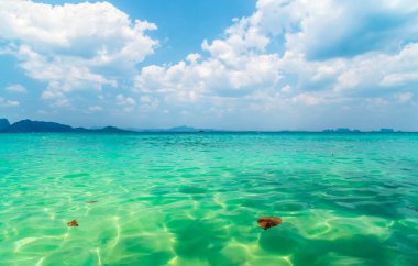 Arka plan temiz turkuaz renkli deniz dalgası. Dramatik mavi gökyüzünde güzel soyut beyaz bulut