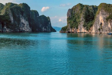 Halong Körfezi Sahne Manzarası 'nda yer alan lagün, Vietnam' ın en ünlü yeri.