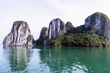 Halong Körfezi, Vietnam, Güneydoğu Asya 'daki Rock Adaları panoramik manzara