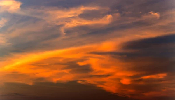 空の雲の背景表示日没 — ストック写真