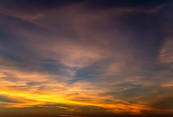 要旨自然背景カラフルな雲ふわふわの雲の空明るい日差しのディスプレイ — ストック写真