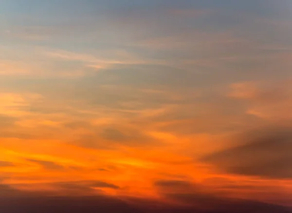 Céu Com Nuvens Brancas Fofas Fundo Natural — Fotografia de Stock