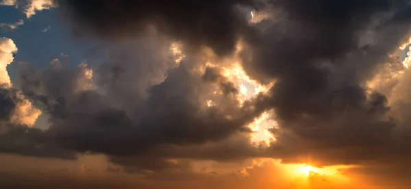 白いふわふわの雲自然背景を持つ空 — ストック写真