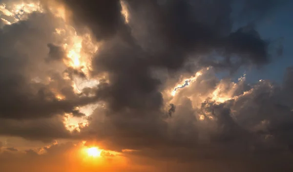 空の夕日や日の出の背景雲黄色の曇りの光朝の自然 — ストック写真