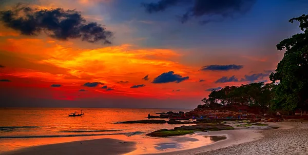 Marea Baja Playa Cielo Con Nubes Blancas Esponjosas Fondo Natural — Foto de Stock