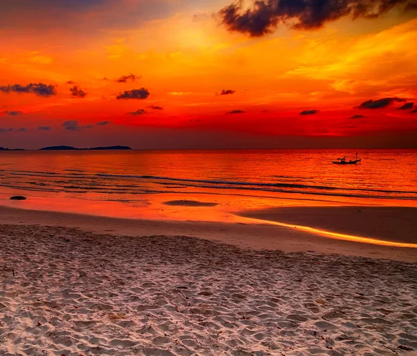 Низький Приплив Пляжі Небо Хмарним Заходом Сонця Небесне Сонячне Світло — стокове фото