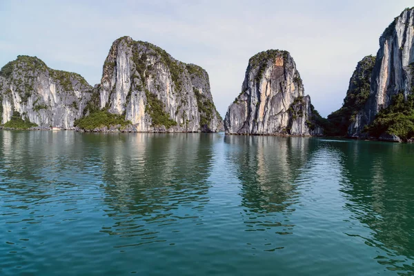 Rocce Calcaree Baia Halong Mar Cinese Meridionale Vietnam — Foto Stock