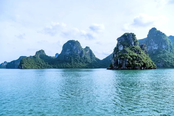 Vista Panoramica Mattina Isole Rocciose Nella Baia Halong Vietnam Sud — Foto Stock