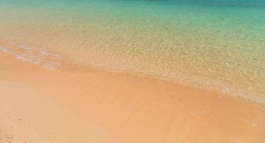 Su havuzu arka planda tropikal gök mavisi doğal doku berrak dalga plaj kumu