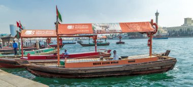 Dubai, BAE - 23 Ocak 2016: Dubai Su Kanalı, geleneksel ahşap abra üzerinde. Su taksi geleneksel Arap tekneleri, RTA Abra su taksi durağı Deira, Birleşik Arap Emirlikleri