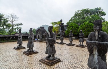 Taş korumaların, mandalinaların, fillerin ve atların, Hue, Vietnam 'daki Khai Dinh kraliyet mezarının onur kıtası.