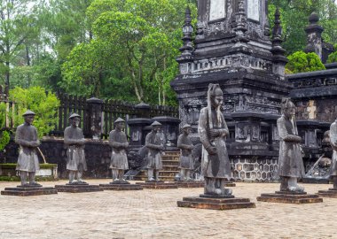 Hue, Vietnam 'daki Khai Dinh Kraliyet Mezarlığı. Ön bahçede onur kıtası oluşumu. UNESCO Dünya Mirası Alanı.