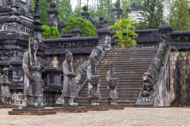 Hue, Vietnam 'daki Khai Dinh Kraliyet Mezarı' nda onur kıtası oluşumu. Nguyen Hanedanlığı